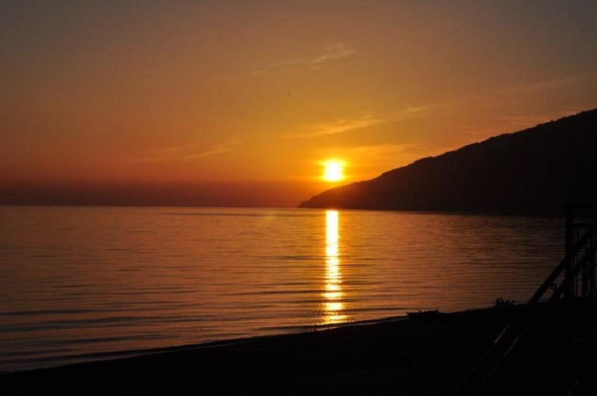 Lazurniy Bereg Hotel Gagra Bagian luar foto