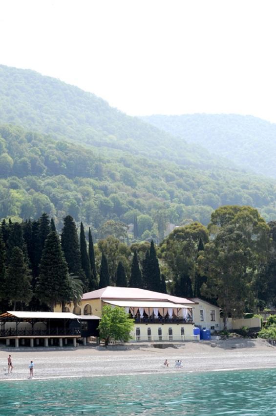 Lazurniy Bereg Hotel Gagra Bagian luar foto
