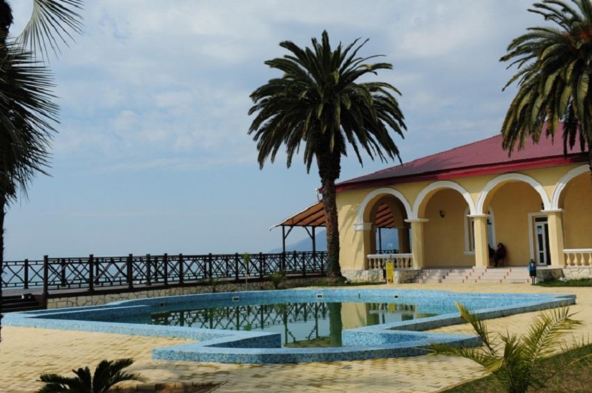Lazurniy Bereg Hotel Gagra Bagian luar foto