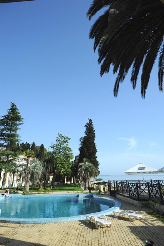 Lazurniy Bereg Hotel Gagra Bagian luar foto