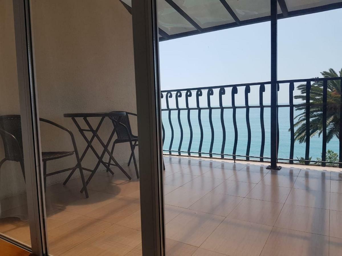 Lazurniy Bereg Hotel Gagra Bagian luar foto