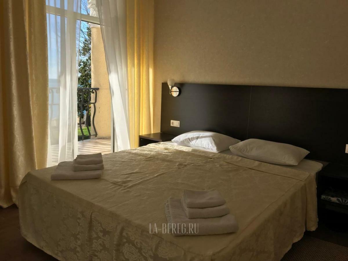 Lazurniy Bereg Hotel Gagra Bagian luar foto