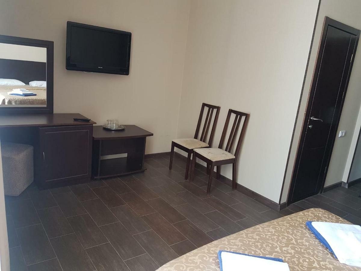 Lazurniy Bereg Hotel Gagra Bagian luar foto