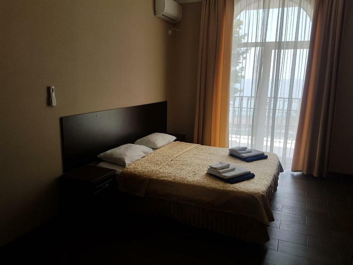 Lazurniy Bereg Hotel Gagra Bagian luar foto
