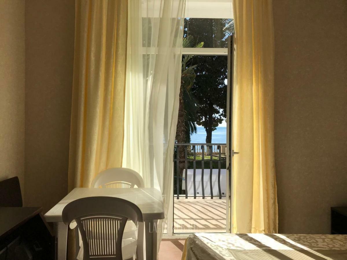 Lazurniy Bereg Hotel Gagra Bagian luar foto