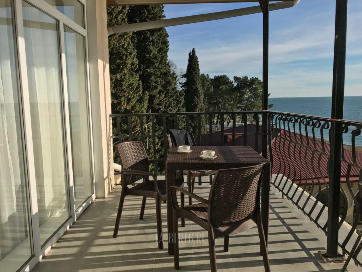Lazurniy Bereg Hotel Gagra Bagian luar foto