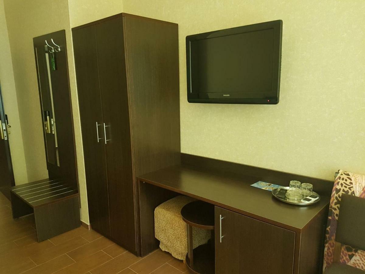 Lazurniy Bereg Hotel Gagra Bagian luar foto