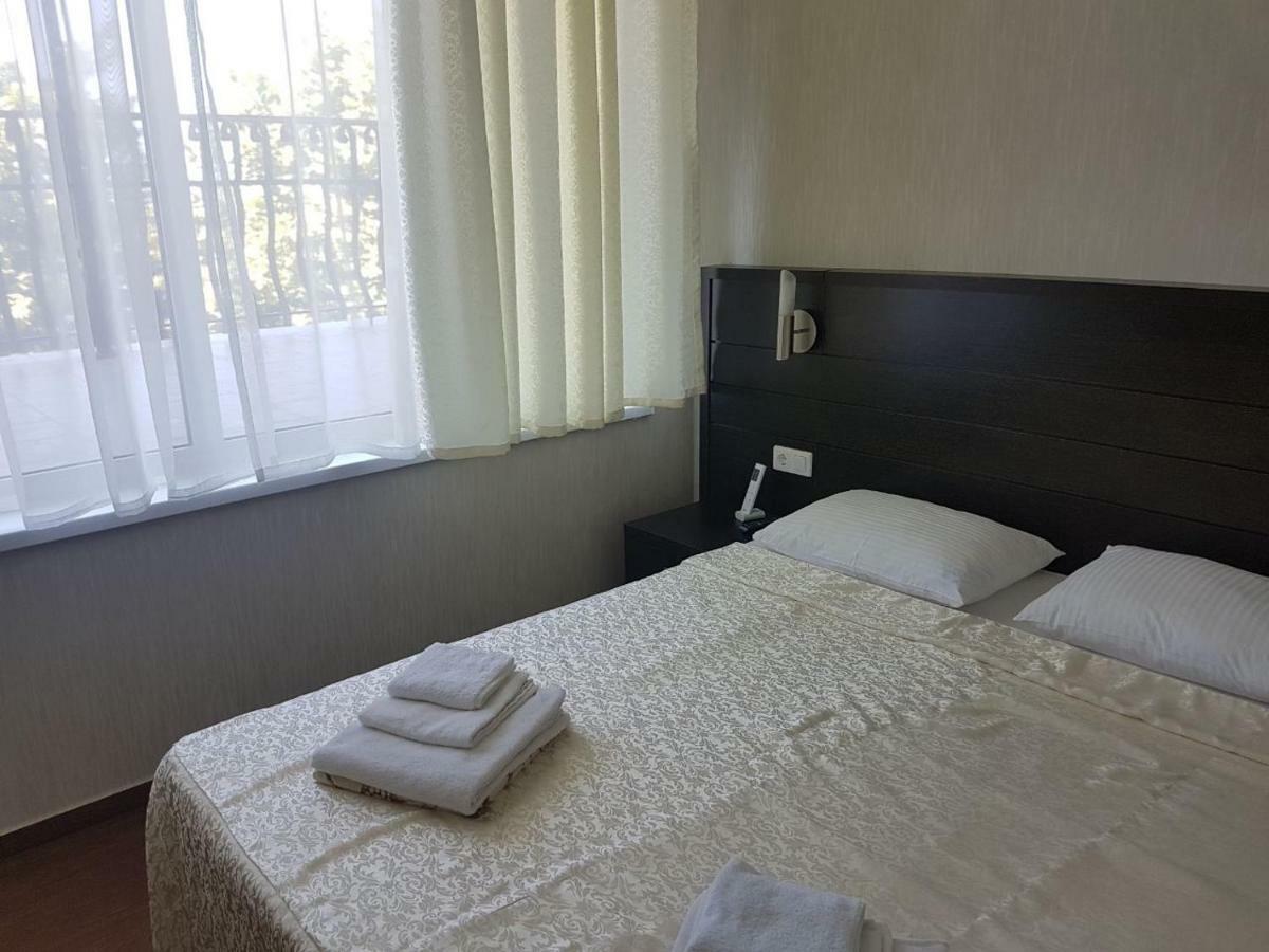 Lazurniy Bereg Hotel Gagra Bagian luar foto